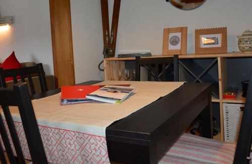 Saanen Apartment | Cosy apartment for 3 people with WIFI, balcony and parking