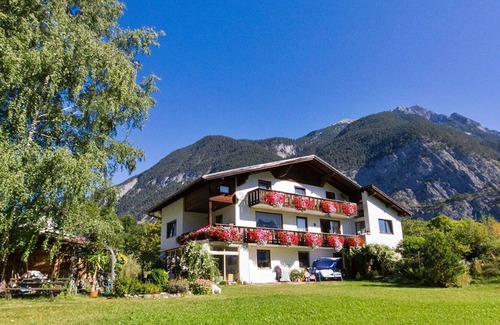 Nassereith Apartment | Cosy apartment for 4 guests with WIFI, TV, balcony, panoramic view and parking