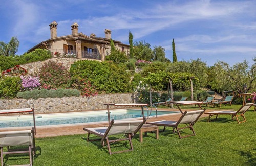 Allerona Apartment | Cosy apartment for 4 guests with WIFI, pool, TV, patio and pets allowed