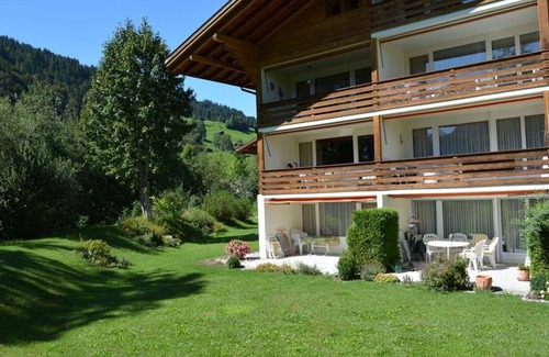 Gstaad Apartment | Cosy apartment for 4 guests with WIFI, TV, balcony and pets allowed
