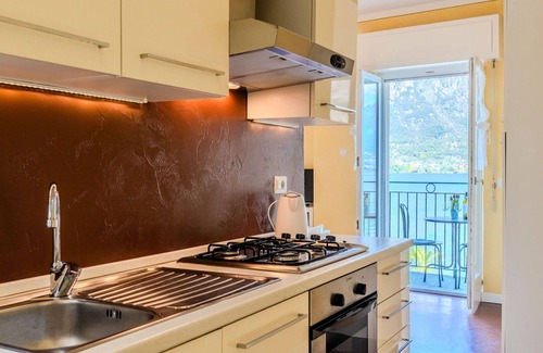 Claino Con Osteno Apartment | Cosy apartment for 4 guests with WIFI, TV, balcony and parking
