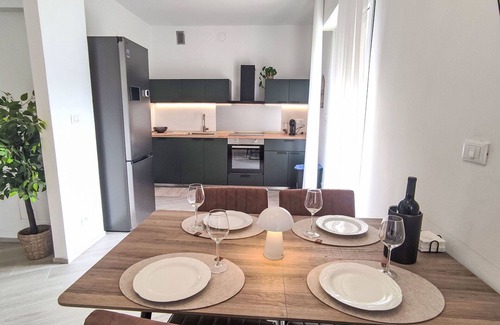 Ravina Apartment | Cosy apartment for 4 guests with WIFI, TV, patio, pets allowed and parking