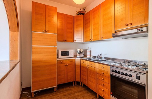 Ispra Apartment | Cosy apartment for 4 guests with A/C, WIFI, TV and terrace