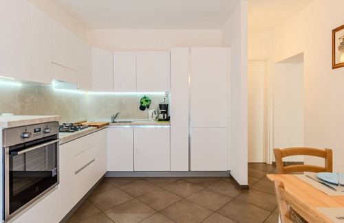 Carlazzo Apartment | Cosy apartment for 4 guests with WIFI, TV, terrace, pets allowed and panoramic view