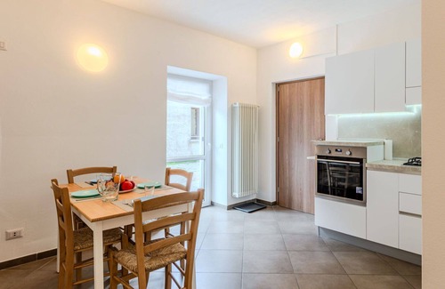 Carlazzo Apartment | Cosy apartment for 4 guests with WIFI, TV, terrace, pets allowed and panoramic view