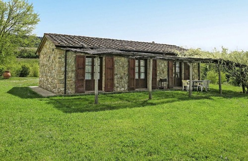 Pomarance Apartment | Cosy apartment for 4 people with WIFI, pool, TV, patio, pets allowed and parking