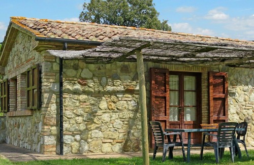 Pomarance Apartment | Cosy apartment for 4 people with WIFI, pool, TV, patio, pets allowed and parking