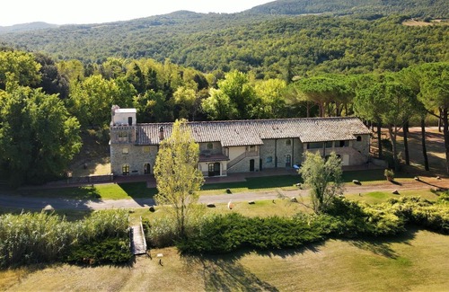 Pomarance Apartment | Cosy apartment for 4 people with WIFI, pool, TV, patio, pets allowed and parking