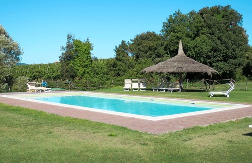 Pomarance Apartment | Cosy apartment for 4 people with WIFI, pool, TV, patio, pets allowed and parking