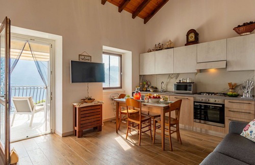 Cremia Apartment | Cosy apartment for 4 people with WIFI, TV and terrace