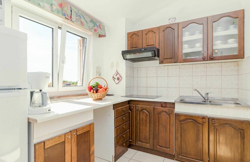 Nova Vas Apartment | Cosy apartment for 4 people with pool, A/C, WIFI, TV, terrace and pets allowed