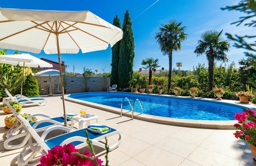 Nova Vas Apartment | Cosy apartment for 4 people with pool, A/C, WIFI, TV, terrace and pets allowed
