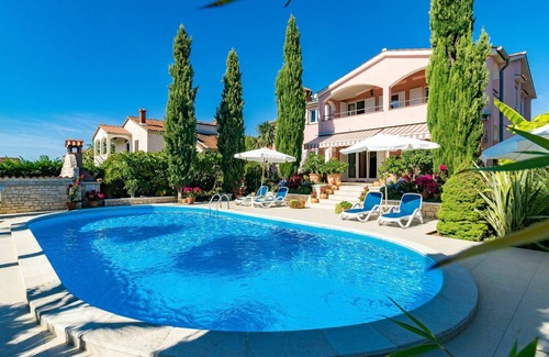 Nova Vas Apartment | Cosy apartment for 4 people with pool, A/C, WIFI, TV, terrace and pets allowed