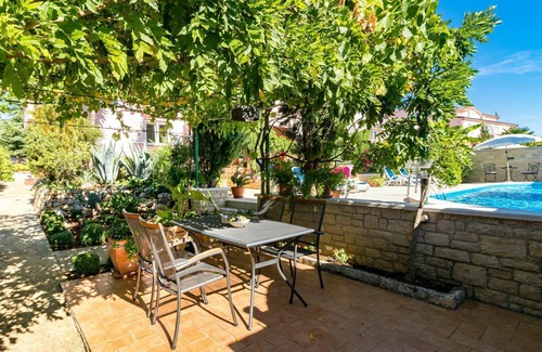 Nova Vas Apartment | Cosy apartment for 4 people with pool, A/C, WIFI, TV, terrace and pets allowed