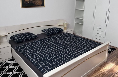 Gloggnitz Apartment | Cosy apartment for 5 guests with WIFI, TV and patio