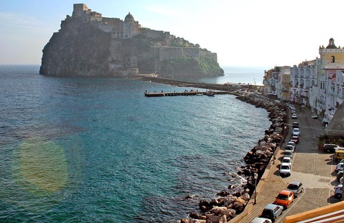 Ischia Porto Apartment | Cosy apartment for 5 guests with WIFI, TV and terrace