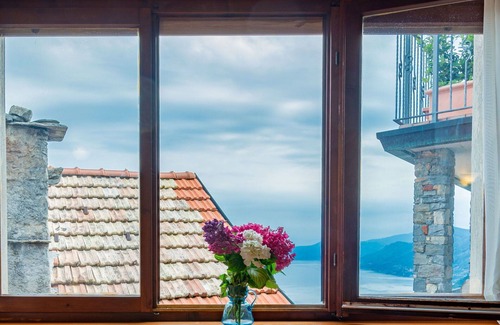 Maccagno Apartment | Cosy apartment for 5 people with TV, terrace and pets allowed