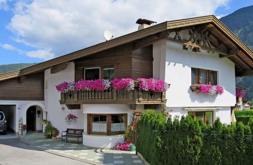 Laengenfeld Apartment | Cosy apartment for 5 people with WIFI, TV, balcony, pets allowed and parking