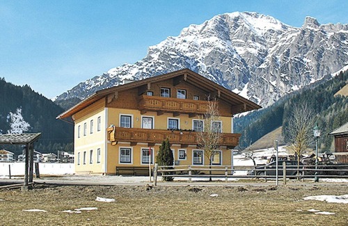 Leogang Apartment | Cosy apartment for 6 guests with WIFI, pool, TV, terrace and parking