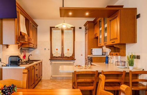 Trezzone Apartment | Cosy apartment for 6 guests with A/C, WIFI, TV, terrace, pets allowed and panoramic view