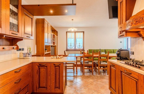 Trezzone Apartment | Cosy apartment for 6 guests with A/C, WIFI, TV, terrace, pets allowed and panoramic view