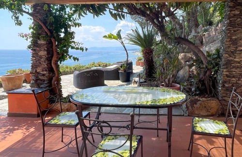 Varazze Apartment | Cosy apartment for 6 guests with WIFI, A/C, TV and patio