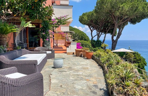 Varazze Apartment | Cosy apartment for 6 guests with WIFI, A/C, TV and patio