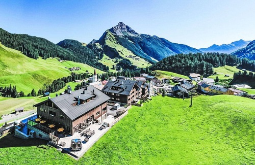 Warth Apartment | Cosy apartment for 6 guests with WIFI, pool, TV, terrace, pets allowed, panoramic view and parking