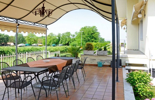 Pacengo Apartment | Cosy apartment for 6 people with A/C, WIFI, TV, patio, pets allowed and parking