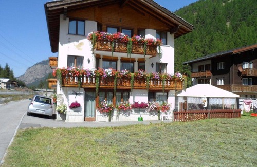 Saas Grund Apartment | Cosy apartment for 7 guests with WIFI, TV and balcony