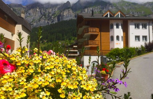 Leukerbad Apartment | Cosy apartment for 8 guests with WIFI, hot tub, TV and balcony