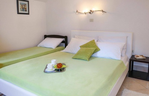 Tulisevica Apartment | Cosy apartment for 9 people with A/C, pool, WIFI, TV, terrace and parking