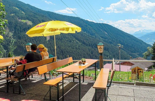 Stummerberg Apartment | Cosy apartment for 9 guests with WIFI, TV, balcony and parking