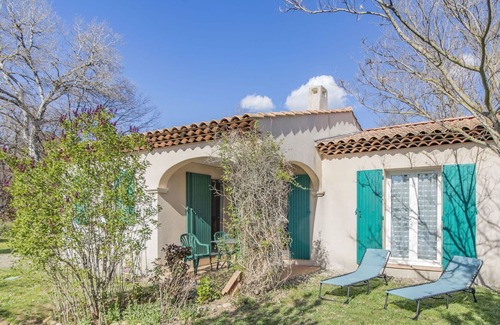 Pierrevert Apartment | Cosy apartment for 4 people with WIFI, pool, TV, terrace and parking