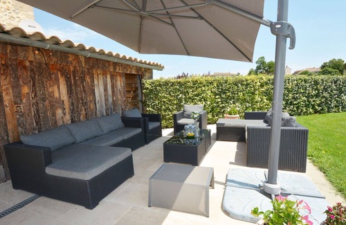 Saint-Denis Apartment | Cosy apartment for 6 people with WIFI, pool, TV and terrace
