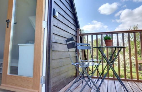 Langton Green Apartment | Cosy apartment for 2 guests with WIFI, TV, panoramic view and parking