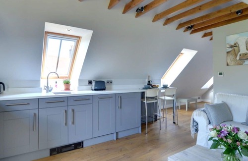 Langton Green Apartment | Cosy apartment for 2 guests with WIFI, TV, panoramic view and parking