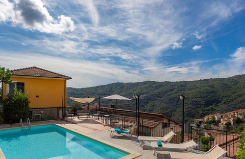Pietrabruna Apartment | Cosy apartment for 6 people with pool, WIFI, TV, patio and panoramic view