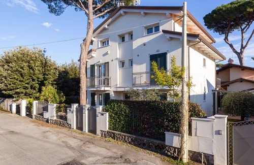 Marina di Pietrasanta Apartment | Cosy apartment for 6 people with TV, balcony and pets allowed
