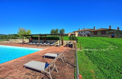 Castelnuovo Berardenga Apartment | Cosy apartment for 4 people with pool, A/C, TV and panoramic view, close to Siena