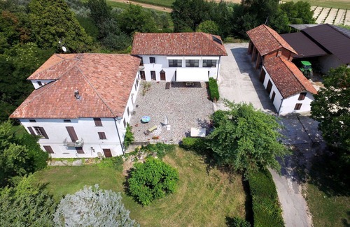 Azzano d'Asti Villa | Cosy apartment in villa for 4 guests with WIFI, pool, terrace, pets allowed and parking