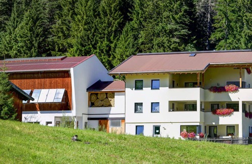 Sankt Anton am Arlberg Villa | Cosy apartment in villa for 3 guests with WIFI, TV, balcony, pets allowed and panoramic view