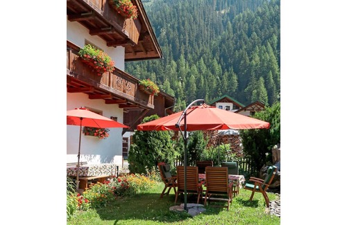 Feichten Villa | Cosy apartment in villa for 6 guests with WIFI, TV, patio, pets allowed and parking