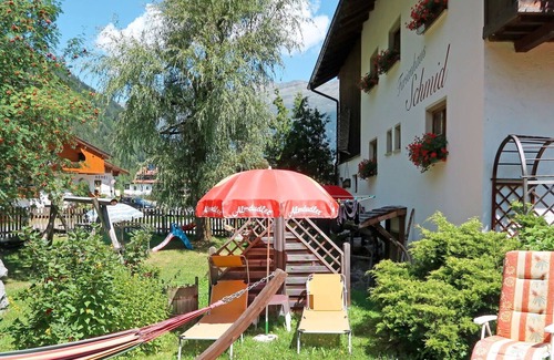 Feichten Villa | Cosy apartment in villa for 6 guests with WIFI, TV, patio, pets allowed and parking