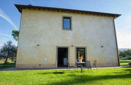 Cavriglia Villa | Cosy apartment in villa for 4 people with WIFI, A/C, pool, TV, patio and parking