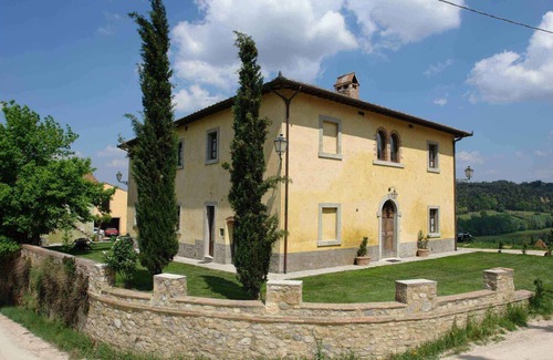 Poggibonsi Villa | Cosy apartment in villa with pool, WIFI, TV, patio and panoramic view, close to San Gimignano