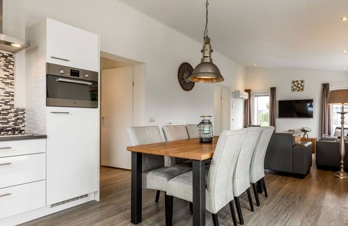 Bemelen House | Cosy apartment in villa for 6 guests with WIFI, A/C, pool, TV and terrace