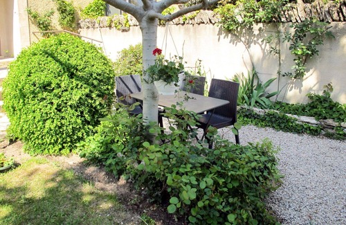 Menerbes House | Cosy apartment in villa for 4 guests with WIFI, TV and patio