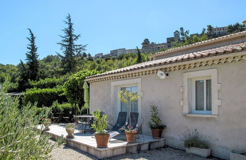 Menerbes House | Cosy apartment in villa for 4 guests with WIFI, TV and patio