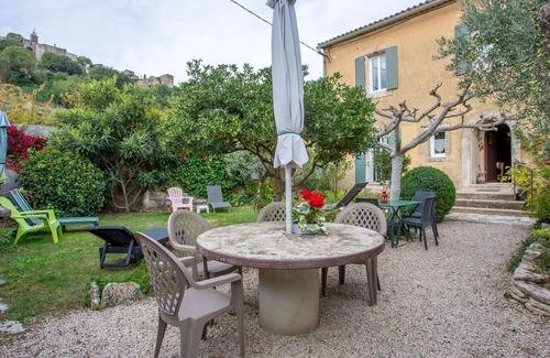 Menerbes House | Cosy apartment in villa for 4 guests with WIFI, TV and patio